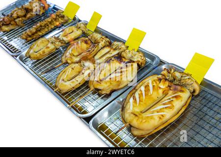 Découpe à l'emporte-pièce de calmars grillés avec bâton sur blanc isolé. Banque D'Images