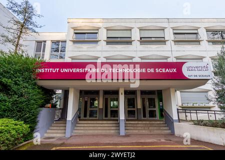 Entrée principale de l'Institut universitaire de technologie (IUT) de Sceaux, une des composantes de l'Université Paris-Saclay Banque D'Images