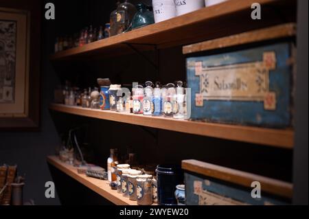 Les étagères de pharmacie antique Laden avec des ressources médicinales à base de plantes et des produits dans le Musée municipal de Llivia Banque D'Images