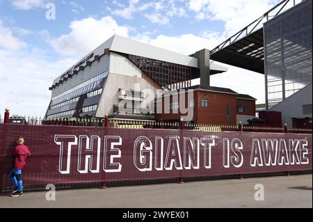 Birmingham, Royaume-Uni. 6 avril 2024. Un fan d'Aston Villa regarde l'arrivée de l'équipe à travers une bannière avant le match de premier League à Villa Park, Birmingham. Le crédit photo devrait se lire comme suit : Darren Staples/Sportimage crédit : Sportimage Ltd/Alamy Live News Banque D'Images