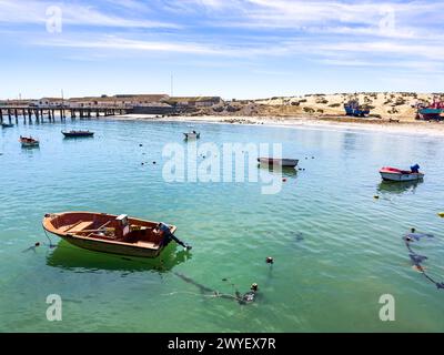 Port Nolloth, Afrique du Sud - 16 mars 2024 : petites barques de pêche dans le port de la ville côtière Banque D'Images