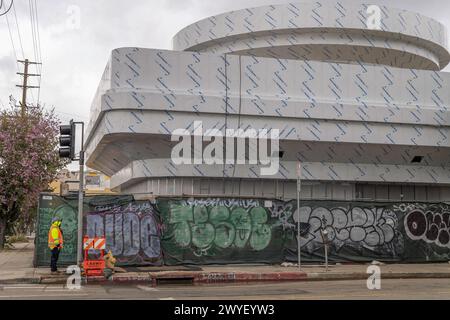 Los Angeles, CA, États-Unis – 5 avril 2024 : la construction du restaurant Supercharger de Tesla et du cinéma drive-in a commencé à Los Angeles, CA. Le de Banque D'Images