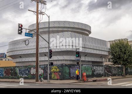 Los Angeles, CA, États-Unis – 5 avril 2024 : la construction du restaurant Supercharger de Tesla et du cinéma drive-in a commencé à Los Angeles, CA. Le de Banque D'Images