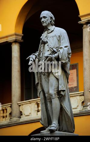 Alessandro Volta (18 février 1745 – 5 mars 1827) physicien et chimiste italien Statue au cloître du Palais universitaire de Pavie Italie Banque D'Images