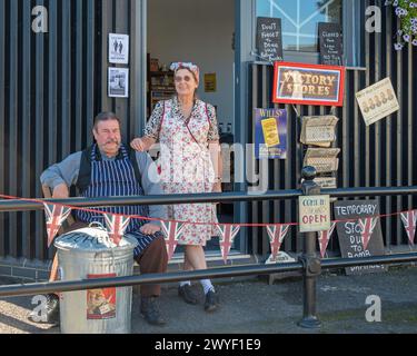 Acteurs devant les « Victory Stores » à Watchet, Somerset, Angleterre, Royaume-Uni, pendant le WSR 40’s et l’événement Watchet Home Front Weekend en 2022 Banque D'Images