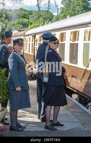 Enacteurs à Watchet Station, Watchet, Somerset, Angleterre, Royaume-Uni, lors des Forties du West Somerset Railway et de l'événement Watchet Home Front Weekend en 2022 Banque D'Images