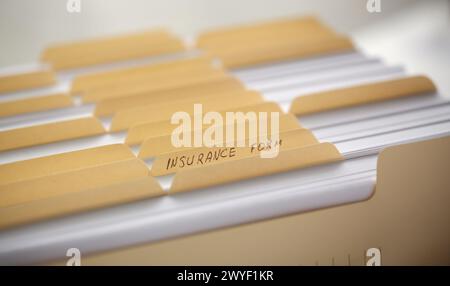 Dossiers jaune avec des étiquettes et du papier dans une rangée Banque D'Images