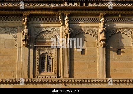 24 février 2024, vue extérieure du pittoresque site touristique fort Maheshwar (Fort Ahilya) et du temple. Ce monument se trouve sur les rives de la Narmada Banque D'Images