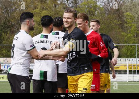 Den Haag, pays-Bas. 06 avril 2024. DEN HAAG, 06-03-2023, Sportpark Houtrust, Betnation Dutch Tweede Divisie Football, saison 2023/2024, match entre Scheveningen et Excelsior Maassluis. Joueurs secouant les mains crédit : Pro Shots/Alamy Live News Banque D'Images