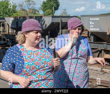 Chanteurs Pashy Pops à Dunster Railway Station, Dunster, Somerset, Angleterre, Royaume-Uni, lors de l'événement West Somerset Railway Forties en 2022. Banque D'Images