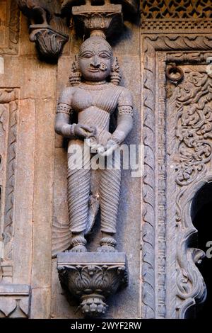 24 février 2024, vue extérieure du pittoresque site touristique fort Maheshwar (Fort Ahilya) et du temple. Ce monument se trouve sur les rives de la Narmada Banque D'Images