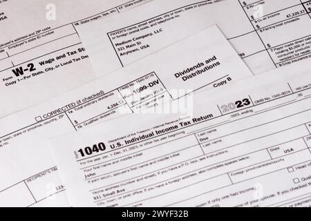 Lombard, il, États-Unis - 5 avril 2024 : divers formulaires fiscaux IRS avec des informations personnelles fabriquées soigneusement arrangées. Banque D'Images