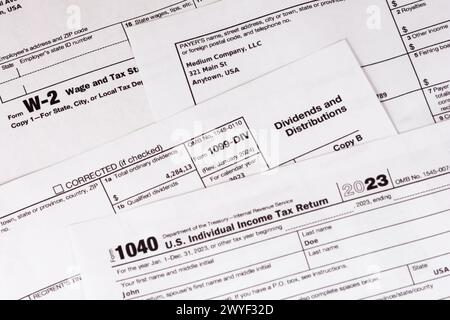 Lombard, il, États-Unis - 5 avril 2024 : divers formulaires fiscaux IRS avec des informations personnelles fabriquées soigneusement arrangées. Banque D'Images