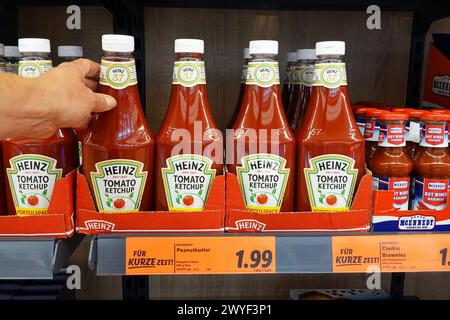 Heinz tomate ketchup dans une épicerie Banque D'Images