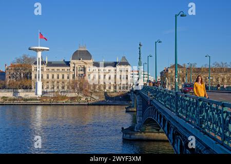 LYON, FRANCE, 19 mars 2024 : Université et pont sur le Rhône dans le centre-ville Banque D'Images