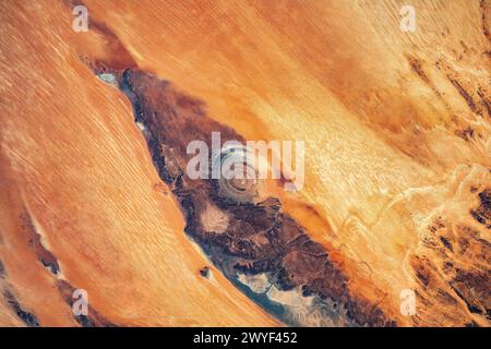 Structure Richat dans le désert du Sahara. Amélioration numérique d'une image par la NASA Banque D'Images