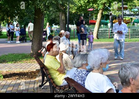 Russie. La ville de Tambov. Dans le parc de la ville. 08.15.2021. Les personnes âgées se reposent sur des bancs dans le parc. Banque D'Images