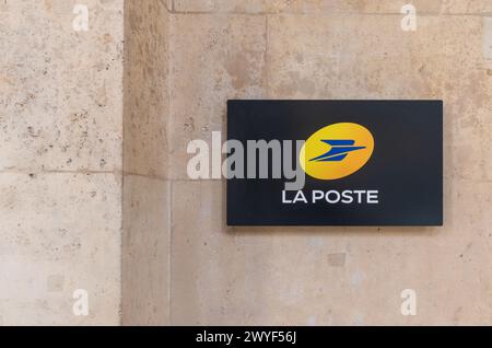 Paris, France - 04 01 2024 : logo de la poste, service national d'envoi de courrier Banque D'Images