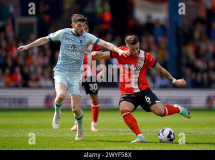 Ryan Christie de Bournemouth (à gauche) et Ross Barkley de Luton Town se battent pour le ballon lors du match de premier League à Kenilworth Road, Luton. Date de la photo : samedi 6 avril 2024. Banque D'Images
