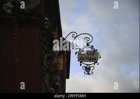 Ancien signe en fer forgé artisanal d'une entreprise locale à Riquewihr, Alsace France. Banque D'Images