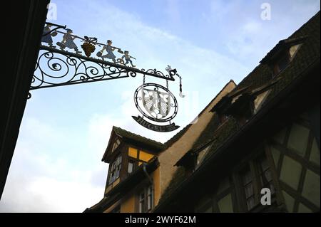 Ancien signe en fer forgé artisanal d'une entreprise locale à Riquewihr, Alsace France. Banque D'Images