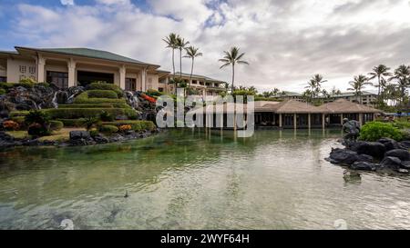 Étang à l'extérieur de la belle façade du Grand Hyatt Kauai Resort and Spa à Koloa, Hawaï. Banque D'Images