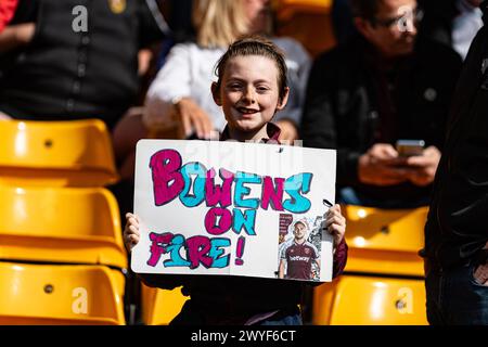6 avril 2024 ; stade Molineux, Wolverhampton, West Midlands, Angleterre; premier League Football, Wolverhampton Wanderers contre West Ham United ; Un fan de Jarrod Bowen de West Ham tient une pancarte crédit : action plus Sports images/Alamy Live News Banque D'Images