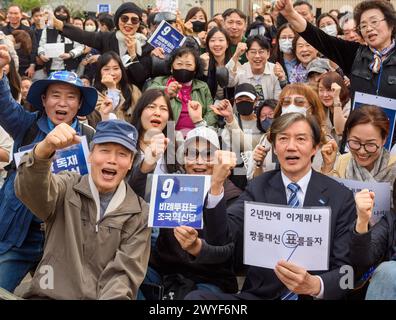 Séoul, Corée du Sud. 06 avril 2024. CHO Kuk (à droite), chef du Parti reconstruire la Corée, applaudit ses partisans lors d'un rassemblement de campagne pour les prochaines élections législatives à Séoul. Les Sud-Coréens se rendront aux urnes le 10 avril pour les élections législatives nationales. Crédit : SOPA images Limited/Alamy Live News Banque D'Images