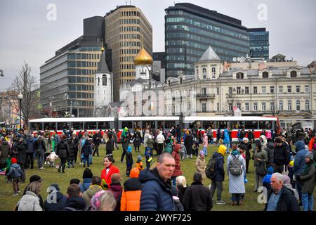 Moscou, Russie. 6 avril 2024. Les gens regardent un tramway après un défilé de tramways rétro à Moscou, en Russie, le 6 avril 2024. Le défilé des tramways rétro a eu lieu samedi pour marquer le 125e anniversaire de l'ouverture de la première ligne de tramway à Moscou. Crédit : Alexander Zemlianichenko Jr/Xinhua/Alamy Live News Banque D'Images