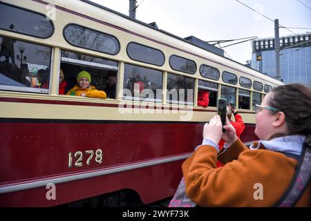 Moscou, Russie. 6 avril 2024. Un enfant pose pour des photos à l'intérieur d'un tramway après un défilé de tramways rétro à Moscou, en Russie, le 6 avril 2024. Le défilé des tramways rétro a eu lieu samedi pour marquer le 125e anniversaire de l'ouverture de la première ligne de tramway à Moscou. Crédit : Alexander Zemlianichenko Jr/Xinhua/Alamy Live News Banque D'Images