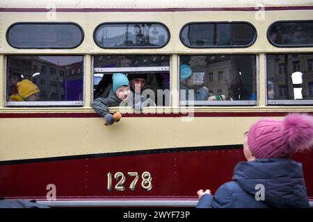 Moscou, Russie. 6 avril 2024. Les gens regardent par la fenêtre d'un tramway après un défilé de tramways rétro à Moscou, en Russie, le 6 avril 2024. Le défilé des tramways rétro a eu lieu samedi pour marquer le 125e anniversaire de l'ouverture de la première ligne de tramway à Moscou. Crédit : Alexander Zemlianichenko Jr/Xinhua/Alamy Live News Banque D'Images