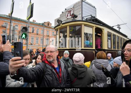 Moscou, Russie. 6 avril 2024. Un homme prend un selfie devant un tramway après un défilé de tramways rétro à Moscou, en Russie, le 6 avril 2024. Le défilé des tramways rétro a eu lieu samedi pour marquer le 125e anniversaire de l'ouverture de la première ligne de tramway à Moscou. Crédit : Alexander Zemlianichenko Jr/Xinhua/Alamy Live News Banque D'Images