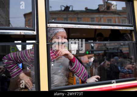 Moscou, Russie. 6 avril 2024. Une femme regarde depuis la fenêtre d'un tramway après un défilé de tramways rétro à Moscou, en Russie, le 6 avril 2024. Le défilé des tramways rétro a eu lieu samedi pour marquer le 125e anniversaire de l'ouverture de la première ligne de tramway à Moscou. Crédit : Alexander Zemlianichenko Jr/Xinhua/Alamy Live News Banque D'Images