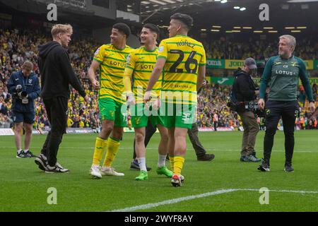 Marcelino Nunez de Norwich City célébrant Borja Sainz de Norwich City et Gabriel Sara de Norwich City après le match du Sky Bet Championship entre Norwich City et Ipswich Town à Carrow Road, Norwich le samedi 6 avril 2024. (Photo : David Watts | mi News) crédit : MI News & Sport /Alamy Live News Banque D'Images