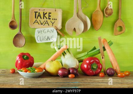 Légumes frais à emporter et service de livraison de nourriture avec légumes frais, ustensiles de cuisine en bois et signe promotionnel.mode de vie végétarien, tendance à manger, c Banque D'Images