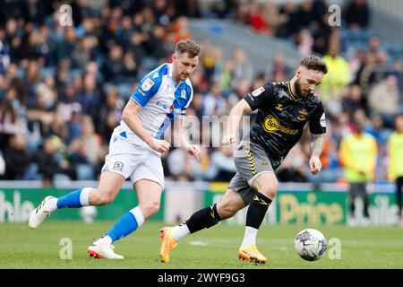 Adam Armstrong de Southampton et Dominic Hyam de Blackburn Rovers en action lors du Sky Bet Championship match à Ewood Park, Blackburn. Date de la photo : samedi 6 avril 2024. Banque D'Images