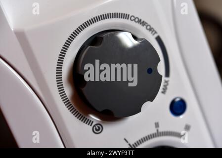 Interrupteurs ronds sur un radiateur blanc. Le panneau de commande. Banque D'Images