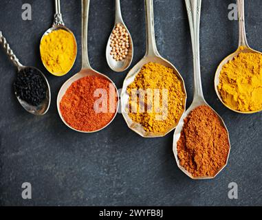 Ci-dessus, épices et cuillère pour la saveur et ingrédient sec pour la cuisine, la cuisine et la nourriture sur le dessus de table pour le plat traditionnel indien. Paprika, Cayenne et Banque D'Images
