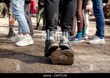 Copenhague, Danemark. 06 avril 2024. Les citoyens du village libre Christiania creusent conjointement les pavés de la rue Pusher, à Copenhague, Danemark, samedi 6 avril 2024. Crédit : Ritzau/Alamy Live News Banque D'Images