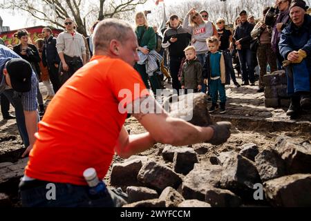 Copenhague, Danemark. 06 avril 2024. Les citoyens du village libre Christiania creusent conjointement les pavés de la rue Pusher, à Copenhague, Danemark, samedi 6 avril 2024. Crédit : Ritzau/Alamy Live News Banque D'Images