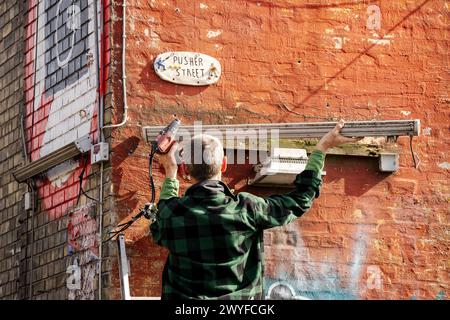 Copenhague, Danemark. 06 avril 2024. Les citoyens du village libre Christiania creusent conjointement les pavés de la rue Pusher, à Copenhague, Danemark, samedi 6 avril 2024. Crédit : Ritzau/Alamy Live News Banque D'Images