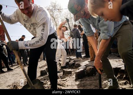Copenhague, Danemark. 06 avril 2024. Les citoyens du village libre Christiania creusent conjointement les pavés de la rue Pusher, à Copenhague, Danemark, samedi 6 avril 2024. Crédit : Ritzau/Alamy Live News Banque D'Images