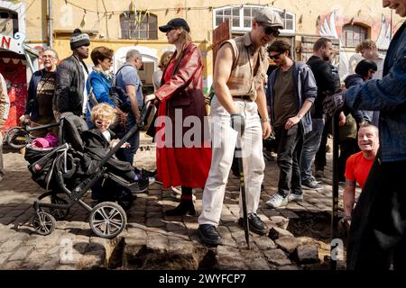 Copenhague, Danemark. 06 avril 2024. Les citoyens du village libre Christiania creusent conjointement les pavés de la rue Pusher, à Copenhague, Danemark, samedi 6 avril 2024. Crédit : Ritzau/Alamy Live News Banque D'Images