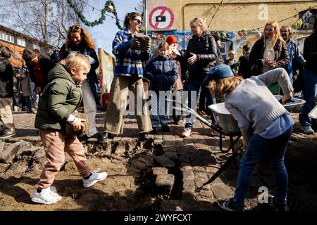 Copenhague, Danemark. 06 avril 2024. Les citoyens du village libre Christiania creusent conjointement les pavés de la rue Pusher, à Copenhague, Danemark, samedi 6 avril 2024. Crédit : Ritzau/Alamy Live News Banque D'Images