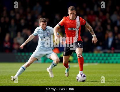 Ryan Christie de Bournemouth (à gauche) et Ross Barkley de Luton Town se battent pour le ballon lors du match de premier League à Kenilworth Road, Luton. Date de la photo : samedi 6 avril 2024. Banque D'Images