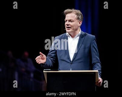 BREDA - le chef du Parti Pieter Omtzigt prononce un discours lors de la conférence des membres du Nouveau Contrat social (NSC). Au cours de la réunion, une attention particulière sera accordée aux projets futurs du parti et à sa participation aux élections du Parlement européen. ANP REMKO DE WAAL netherlands Out - belgique Out Credit : ANP/Alamy Live News Banque D'Images