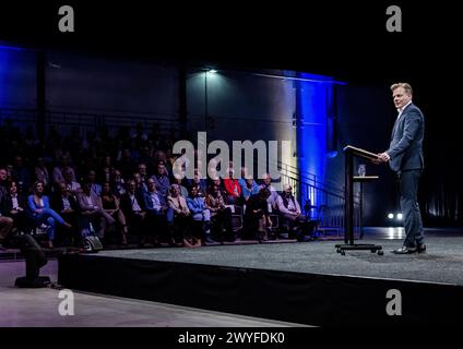 BREDA - le chef du Parti Pieter Omtzigt prononce un discours lors de la conférence des membres du Nouveau Contrat social (NSC). Au cours de la réunion, une attention particulière sera accordée aux projets futurs du parti et à sa participation aux élections du Parlement européen. ANP REMKO DE WAAL netherlands Out - belgique Out Credit : ANP/Alamy Live News Banque D'Images