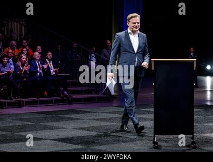 BREDA - le chef du Parti Pieter Omtzigt prononce un discours lors de la conférence des membres du Nouveau Contrat social (NSC). Au cours de la réunion, une attention particulière sera accordée aux projets futurs du parti et à sa participation aux élections du Parlement européen. ANP REMKO DE WAAL netherlands Out - belgique Out Credit : ANP/Alamy Live News Banque D'Images