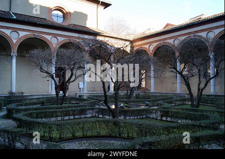 Jardin du cloître de Santa Maria delle Grazie, vue en contraste de lumière et d'ombres de l'après-midi, Milan, Italie Banque D'Images