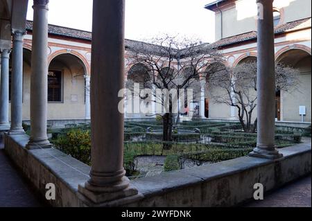 Jardin du cloître de Santa Maria delle Grazie, vue en contraste de lumière et d'ombres de l'après-midi, Milan, Italie Banque D'Images